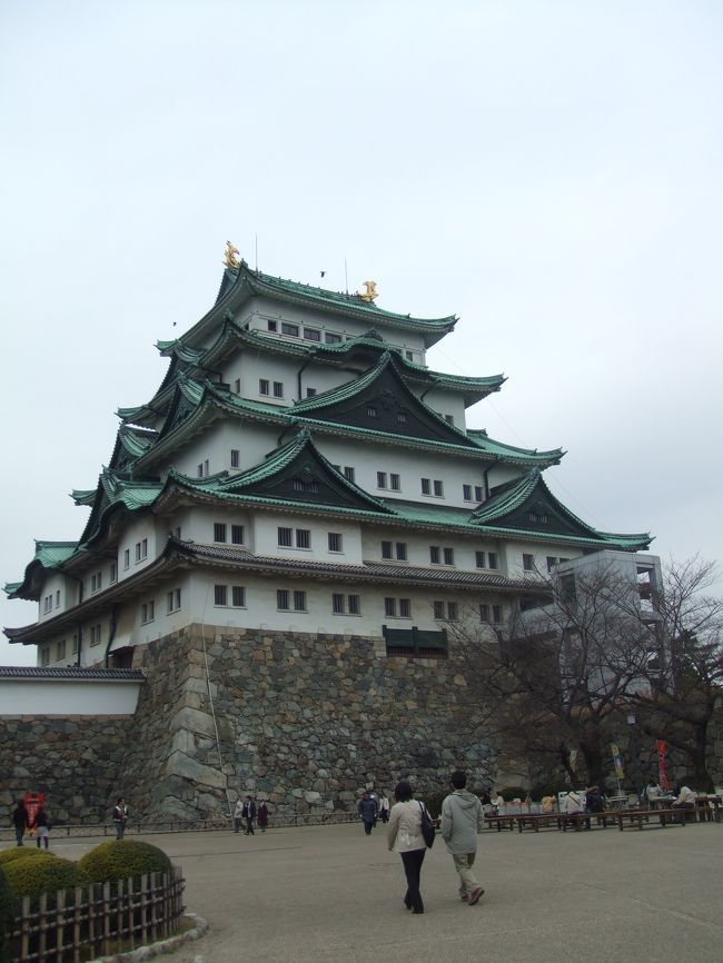 地下鉄に乗って、早速名古屋城へ。<br />お城を見るのは久しぶりでした。<br />大きくて立派なお城！