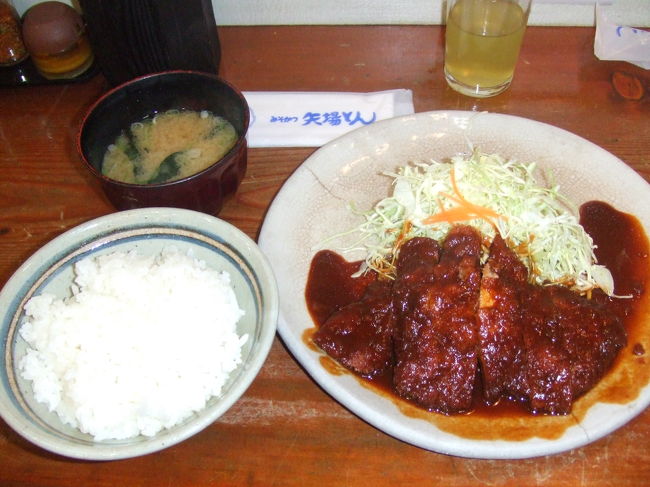 お昼ごはんは、名古屋駅へ戻り<br />4travelでもチェックしていた「矢場とん」へ。<br />初めて味噌カツ食べたけど、<br />思ったよりしつこくなくてうまい〜！！<br />ぺロッとたいらげました。