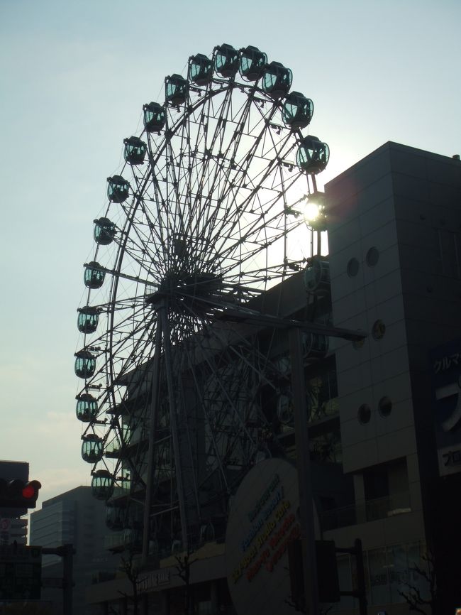 2日目は、朝から京都へ向かいます。<br />写真は、名古屋のとある街中にあった観覧車。<br />ビルの上にのっかっていました。