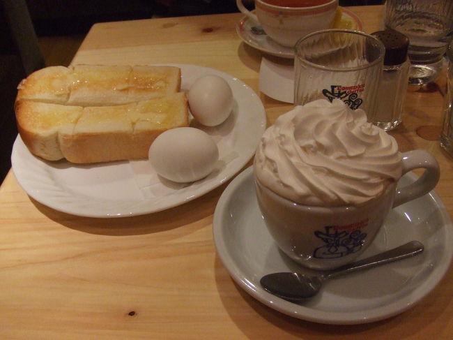朝ごはんは、名古屋名物・モーニング。<br />ウィンナーコーヒーを頼んだら、<br />クリームたっぷりで感激でした☆