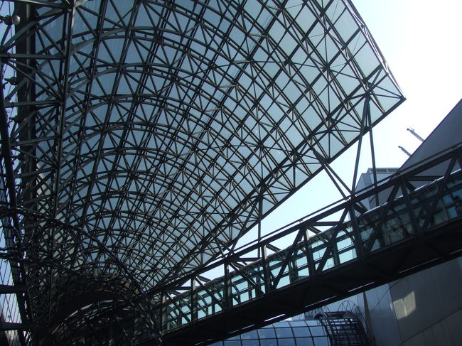 近代的な造りの京都駅。<br />駅直結の高島屋の屋上から<br />エスカレーターで降りてくる途中に見上げた風景です。