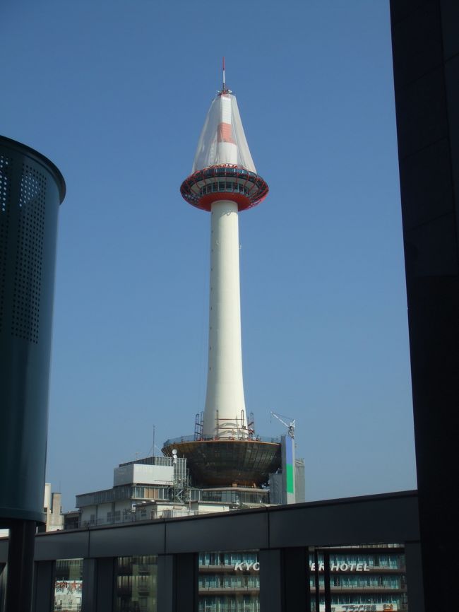 京都タワーにも登りました。<br />関係ないけど、ここでやった手相占いが<br />かなり当たっていて、びっくりしました。。
