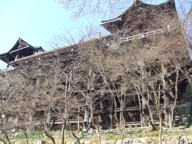 清水の舞台を下から見上げた風景。<br />なかなかの迫力でした。<br />この日はお天気も良く、お寺の散歩が<br />とても気持ち良かったです。