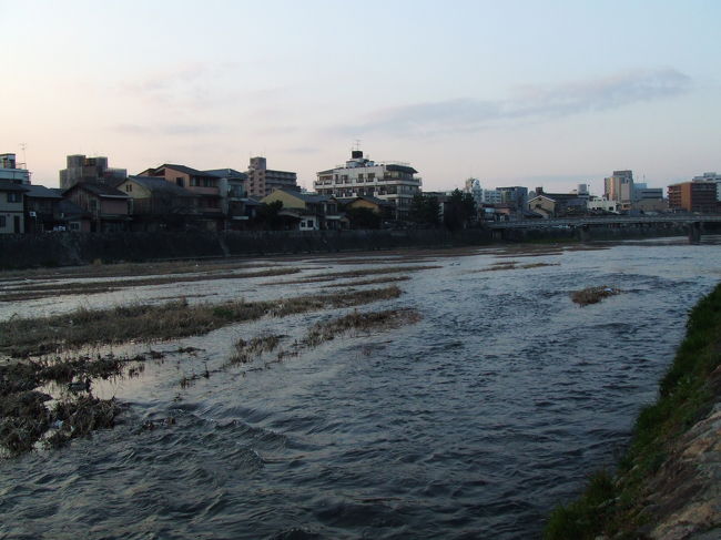 楽しい旅もそろそろ終わり。<br />夕方の鴨川と夕空がきれいでした。