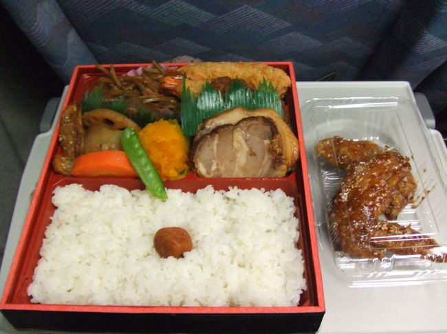帰りの新幹線で夕御飯に食べた<br />「まつおか」のお弁当です。<br />めちゃくちゃ美味しかった！<br />また絶対食べたい。<br /><br />こんな感じで、一泊二日の楽しい旅行は終わりました。