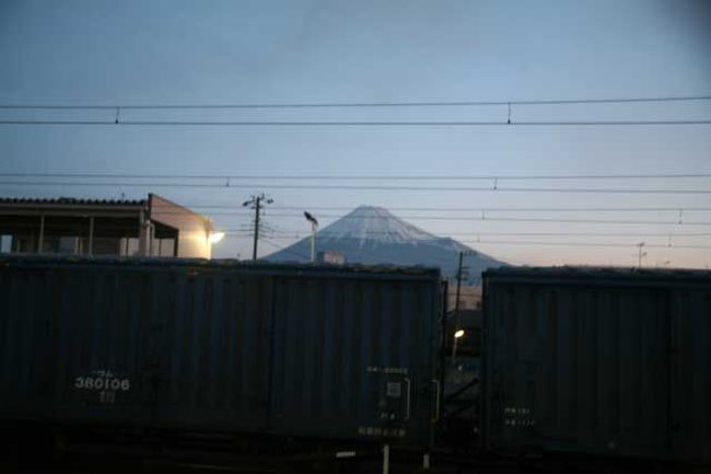 富士山に見送られながら、午前５時４３分発の普通電車でGO!<br />