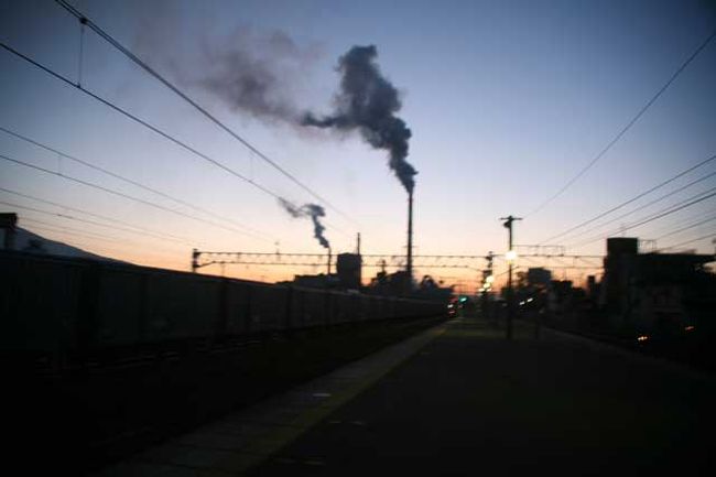 駅から東の空を望みます。<br />もう少しで日の出。<br />天気は良さそうです。