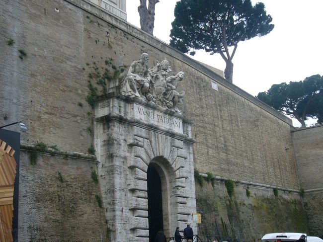 ホテルが残念な結果だったけど、<br />翌朝８時バチカン市国到着！<br />朝から博物館はながーい行列ｗ