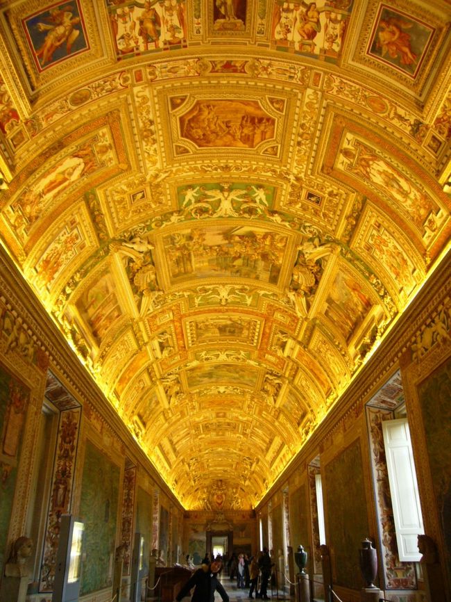 しょーじき絵心ないからわからんけど、<br />システィーナ礼拝堂はヤバイ！<br />囲まれる全ての絵画が<br />ひとつの物語になってて、<br />時間を忘れて見入ったなあ。<br />『最後の審判』ほんと忘れらんない<br />写真撮ろうとしてしっかりキレられましたｗ<br />これは途中の道。笑。