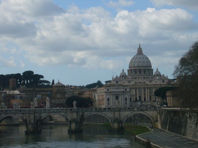 泣く泣く別れを告げたけど、<br />今日の主役はやっぱりこれだよ。<br />サンタンジェロ橋からの眺め