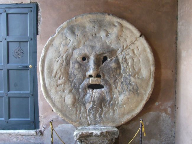 テヴェレ川を船で遊覧して、<br />ティベリーナ島へ。<br />ここからちょっと歩けば真実の口！<br />よかった噛まれなくて。<br />うそつきは噛まれます。