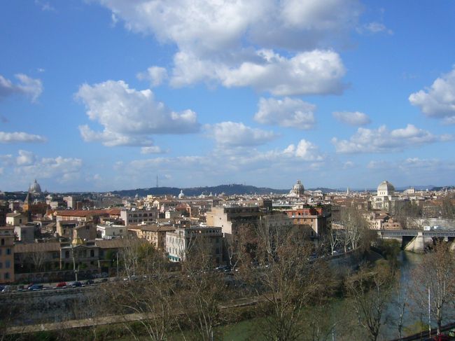 今度はアヴェンティーノの丘から<br />ローマを一望！<br />主役も古代ローマの住居もバッチリ<br />