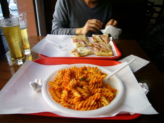 そーいえばはしゃぎすぎて<br />なんも食べてなかった↓↓<br />このへんトラステヴェレ地区は、<br />ピザのおいしさイタリアNo.1らしいよ<br />んー。確かにうみゃあー。