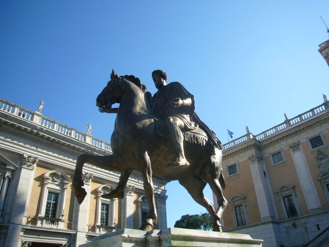 古代遺跡を抜けると、<br />世界最古のカピトリーニ美術館