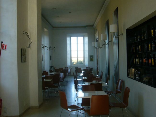 この中にあるカフェはおしゃれ<br />ローマも一望できるし、<br />おいしいからオススメ☆★