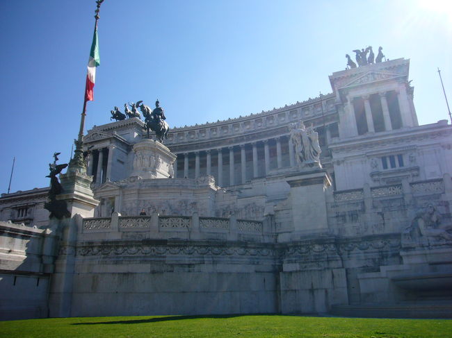 さらに抜けると、<br />Ｖ．エマヌエーレ２世記念堂<br />ふたりの兵士が直立不動で墓守り