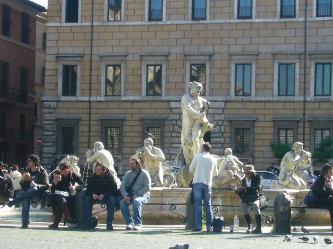 少し歩いてナヴォーナ広場へ<br />３つの噴水が有名で<br />近くの教会と調和して○