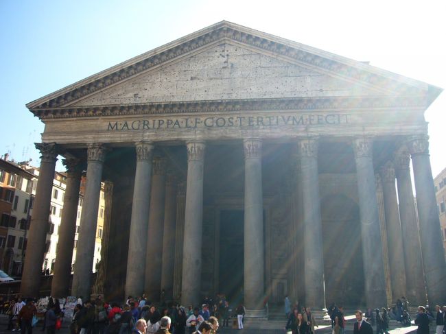 こちらはパンテオン<br />完全に残されたローマ建築<br />天窓から差し込む光が、<br />神殿に雰囲気を与えてる気がした