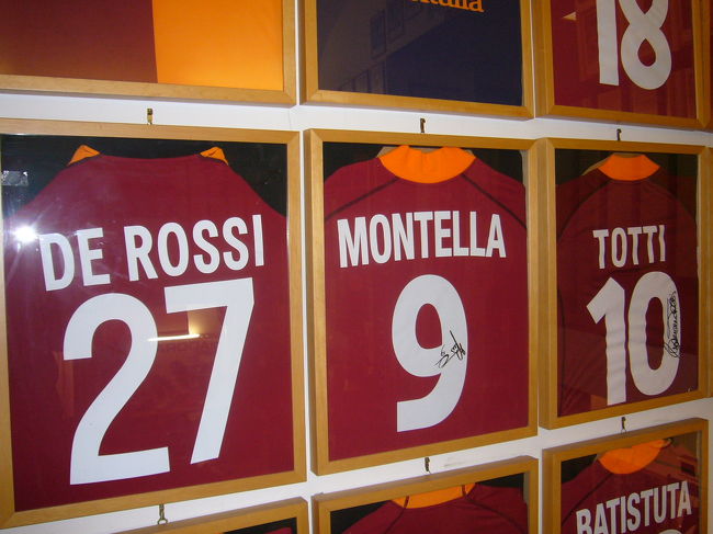 ローマショップ！<br />公式店だけにサインがいっぱい<br />中田がいた頃に来たかった。。