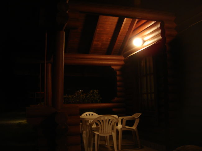 夜のログハウス。