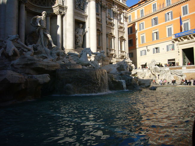 次はトレヴィの泉<br />「肩越しにコインを投げると<br />ローマに戻ってこれる」<br />はずっ！！！