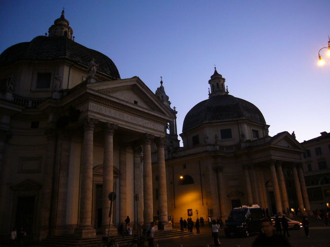 ブルガリの本店などブランド揃い<br />フェラーリショップもあったところで<br />ポポロ広場<br />もうすっかり夕暮れ