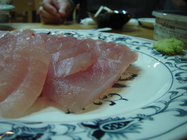 で、出てきたマグロの刺身。