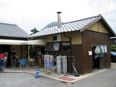 《中村うどん　（飯山）》

ここも探し回りました。しかも２時前に着かないと玉が無くなるっていうんで焦りました。
熱々の釜揚げに卵を落とすと卵が半熟になっていい具合。麺はちょっと柔らかめでした。

釜玉（小）　１５０円
ちくわ天ぷら　１００円
卵　５０円