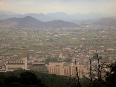 御本宮まで登ったところで見下ろす琴平の町