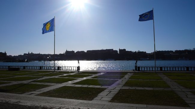 市庁舎の水辺側の広場。