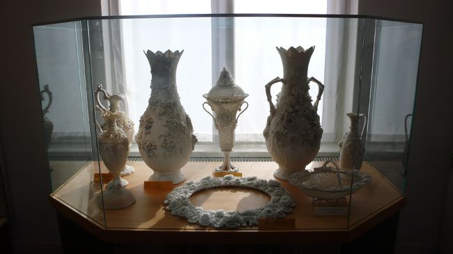 昔の製品にはこんなのも。とても繊細でレースをそのまま陶器にしたよう。持ったら壊れそうだけど、どうやって運ぶんだ？