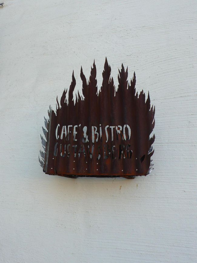 ミュージアムの隣のカフェの看板。