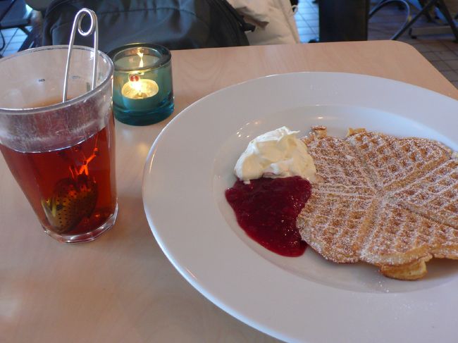 店員のお姉さんが、スウェーデン語のメニューを一生懸命英語で説明してくれたのに、結局一番安いワッフルに。ジャムが甘すぎなくておいしかった。でも、ミートボールにすればよかったかもとあとで思う。<br />家族連れが続々やってきたけど、なんかすごく絵になってた。