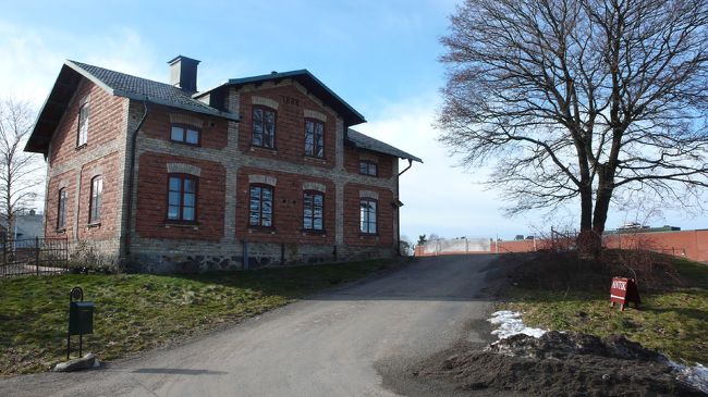 駐車場の真ん中にぽつんとある家は、アンティークショップ。といっても高いものばかりではなく、あれこれ欲しくなって困った；かわいいものがいっぱいで。<br />C&amp;Sとソーサーなしでカップを１つ購入。