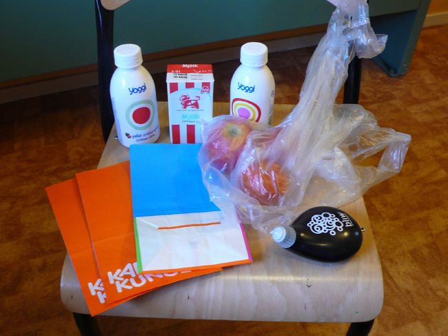 スーパーでお買い物。yoggiという飲むヨーグルトのパッケージが気に入ってストックホルムにいる間は毎日飲んでたけどコンプリートはならず。手前の黒い物体は液体のハンドソープ。左のケバい紙袋は量り売りのお菓子を取る袋。