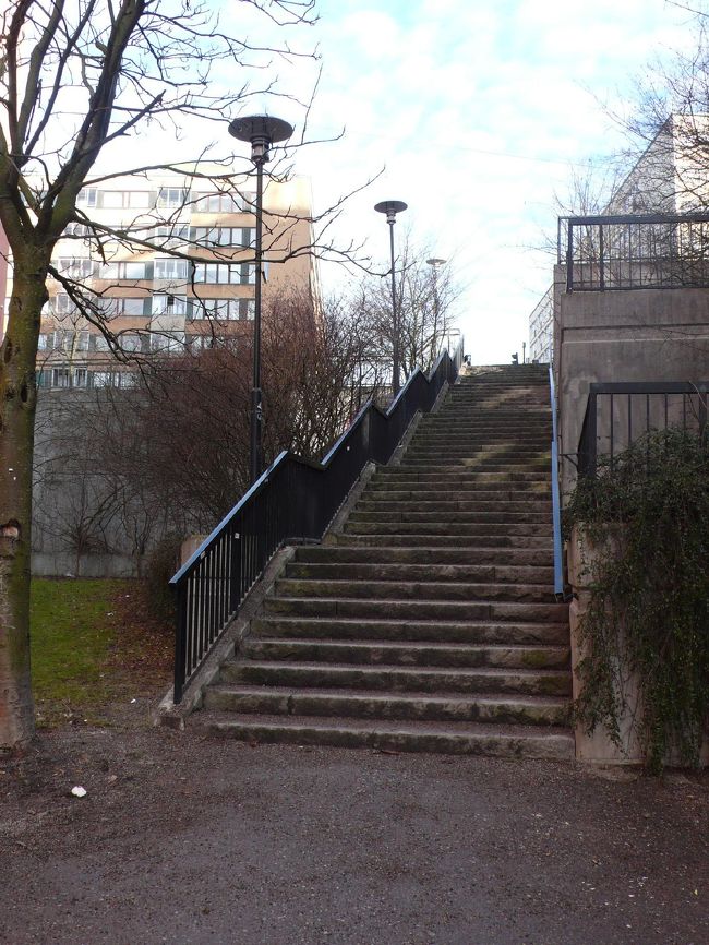 宿をチェックアウトして、中央駅のコインロッカーを目指す。大きなリュックを背負って１０キロくらいあるスーツケースを持ち上げてこの階段はつらかった・・・。