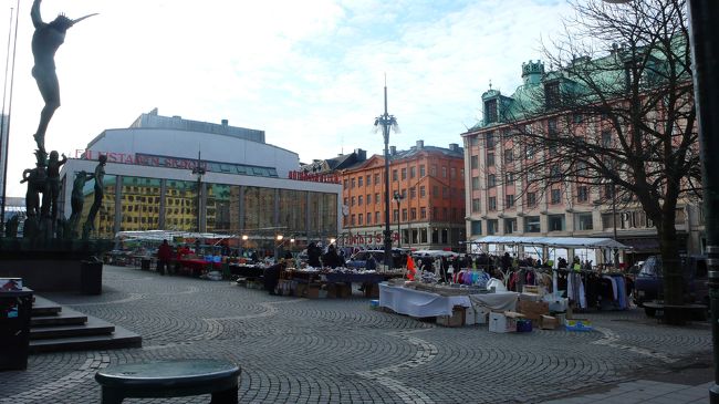 今日はまず蚤の市をのぞきます。<br />朝イチで行ったら、まだ品出し中だったのでしばらく近くをぶらぶらしに行くことに。