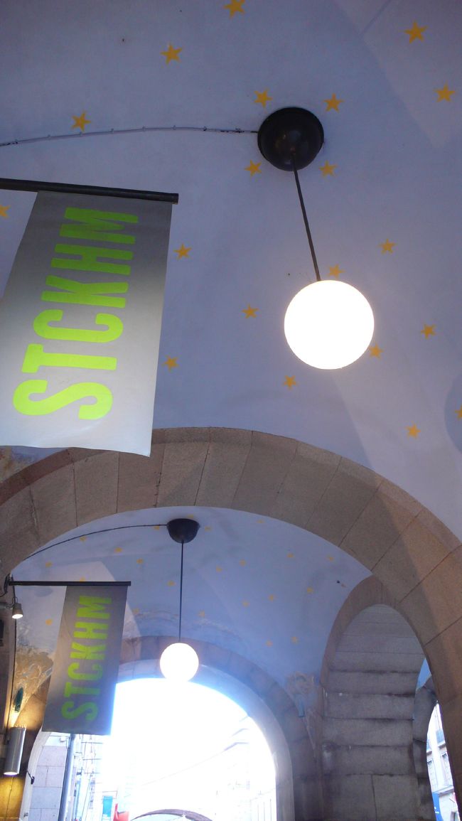 歩道橋の裏側が星空に。