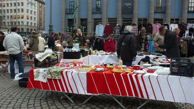 蚤の市の広場に戻る。にぎわってくるとすごい人。