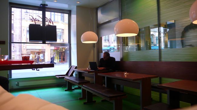 ここはちょっとおしゃれなマックなのです。おじさんも絵になるね。