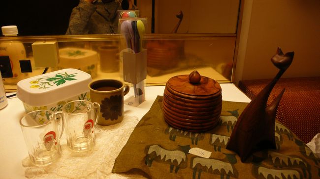 蚤の市での戦利品。右の木製のネコの置物がかなりお気に入り。