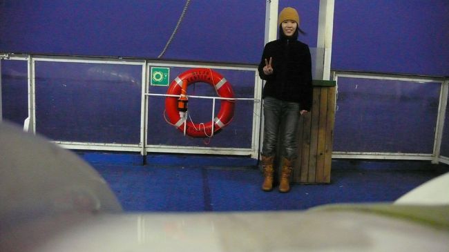 シャワーを浴びてすぐ寝ました。<br />一夜明けて、まだ暗いけどデッキに出てみた。