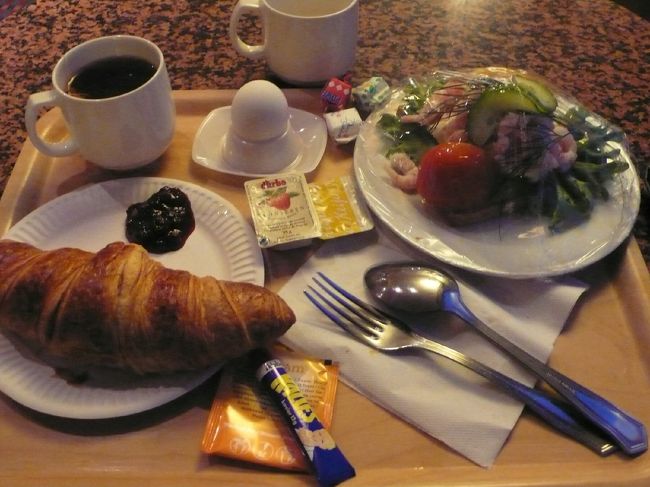 船内のカフェテリアで朝食。オープンサンドはここでしか食べなかったな。高いから；