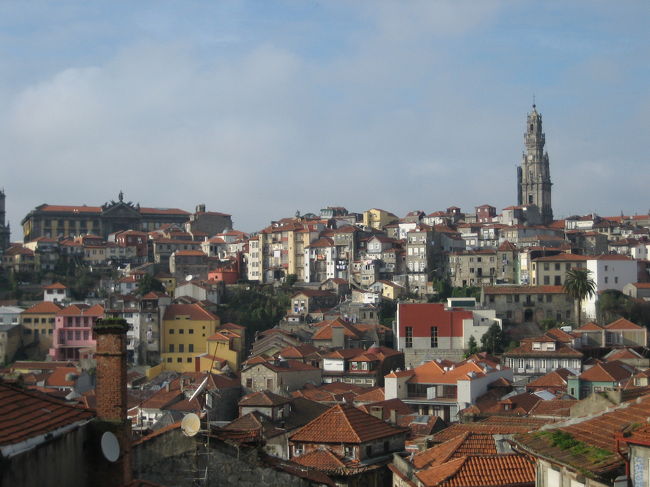 カテドラルよりの眺望：<br /><br />ポルトのシンボル、クレリゴス（教会）の塔が遠くに見える。