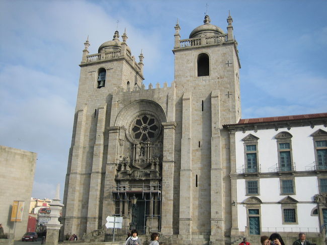 市街を見渡せる丘の上に立つ　カテドラル