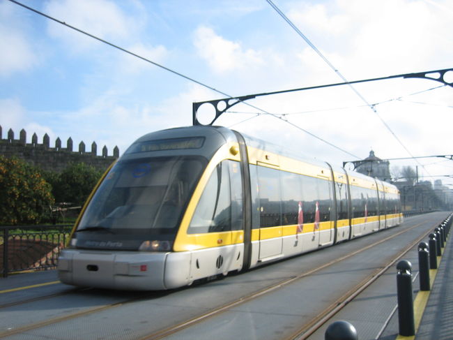 路面を走行する　ポルトの　”メトロ”