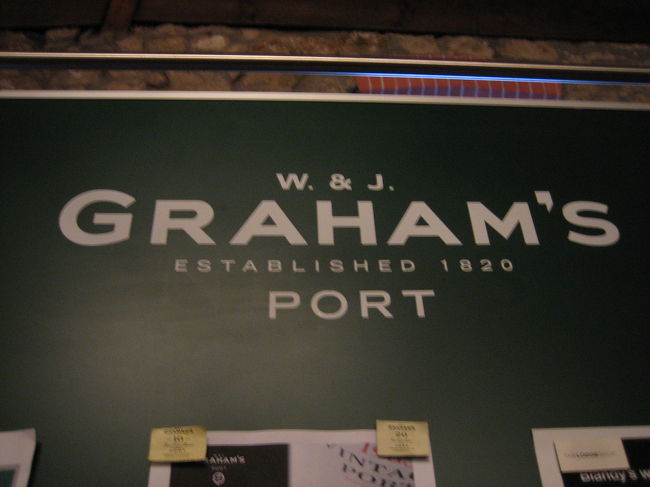 ワイナリー・”ＧＲＡＨＡＭ’Ｓ”<br /><br />ポートワインはドーロ川上流のアウト・ドウロ地域で作られ、発酵中のもろみにブランデー（７７％）を添加して発酵を停止させ、糖分を残したまま熟成させます。<br />アルコール度数，２０％前後のデザートワインで、<br />タイプには<br />　　ｖｉｎｔａｇｅ<br />　　ｃｒｕｓｔｅｄ<br />　　ｔａｗｎｙ<br />　　ｒｕｂｙ<br />　　ｗｈｉｔｅ　　　　があります。<br />