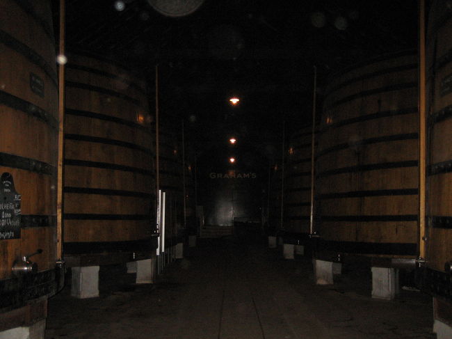 ワイン蔵：　８〜１０℃に調整されています。<br /><br />１樽ー７３万リットルで約７００万リットル貯蔵されているそうです。<br /><br />