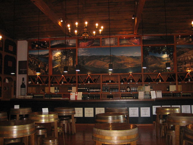 熟成度合いの違った３種類のポートワインを試飲させてくれます。