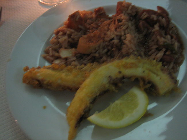 タコご飯（Ａｒｒｏｚ ｄｅ Ｐｏｌｖｏ）と<br />タコのテンプラ：<br /><br />”タコご飯”は軟らか目の炊き込みご飯って感じで、どちらも見た目は「ちょっと・・・」ですが、意外と美味しかったです。